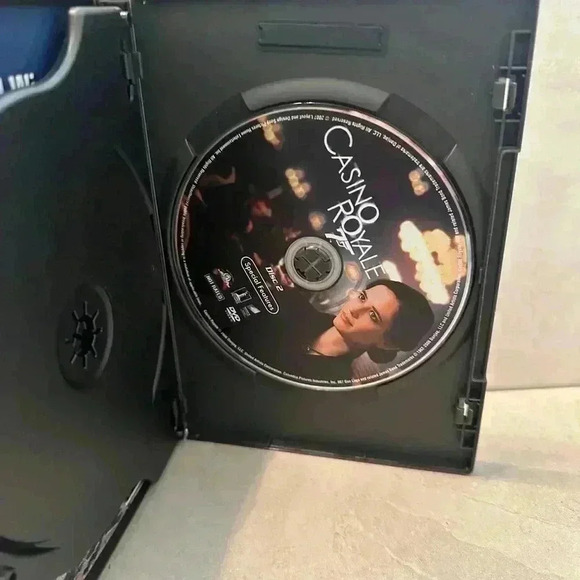 Casino Royale (DVD, 2007, 2-Disc Widescreen Edition) Excellent Discs - Picture 3 of 4